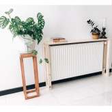 کاور شوفاژ چوبی به صورت کاملا باز که فقط دو پایه و یک صفحه رو دارد