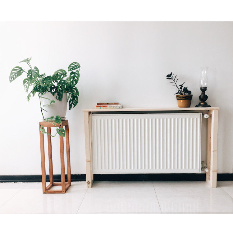 کاور شوفاژ چوبی ساده با دوپایه در کنار و یک صفحه رو