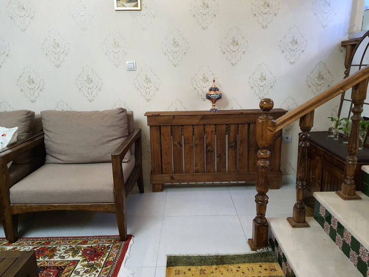 تصویر ارسالی مشتری از کاور شوفاژ چوبی کنار مبلمان
