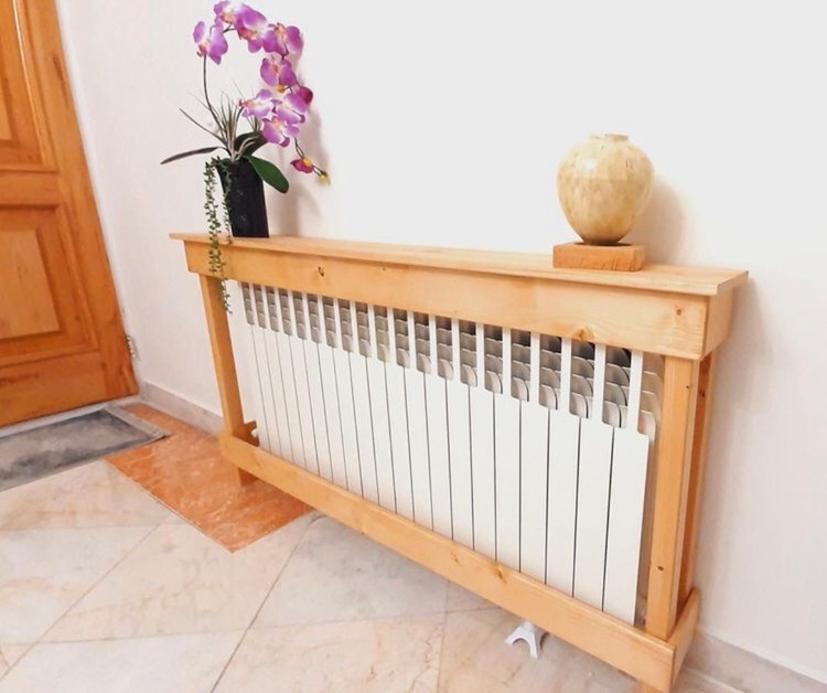 عکس ارسالی مشتری از کاور شوفاژ چوبی جلوی درب ورودی