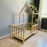 تخت خواب کودک از نمای پایین تخت