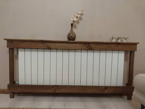 عکس ارسالی مشتری از کاور شوفاژ چوبی از نمای جلو در محیط سالن