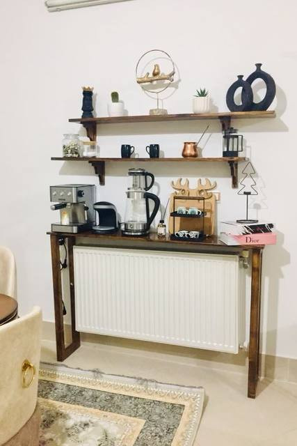 عکس ارسالی مشتری از کاور شوفاژ چوبی با شلف سنتی چوبی در بالای آن