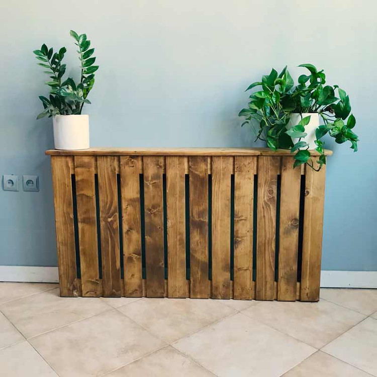 کاور شوفاژ چوبی با نرده های عمودی رنگ قهوه ای از نمای جلو