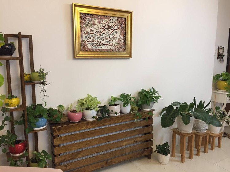عکس ارسالی مشتری از کاور شوفاژ چوبی کنار استند گلدان