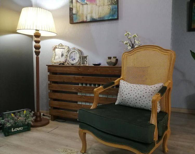 عکس ارسالی مشتری از کاور شوفاژ چوبی کنار اباژور و مبل