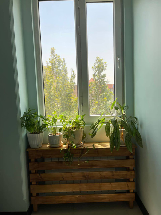 عکس ارسالی مشتری از کاور شوفاژ چوبی زیر پنجره