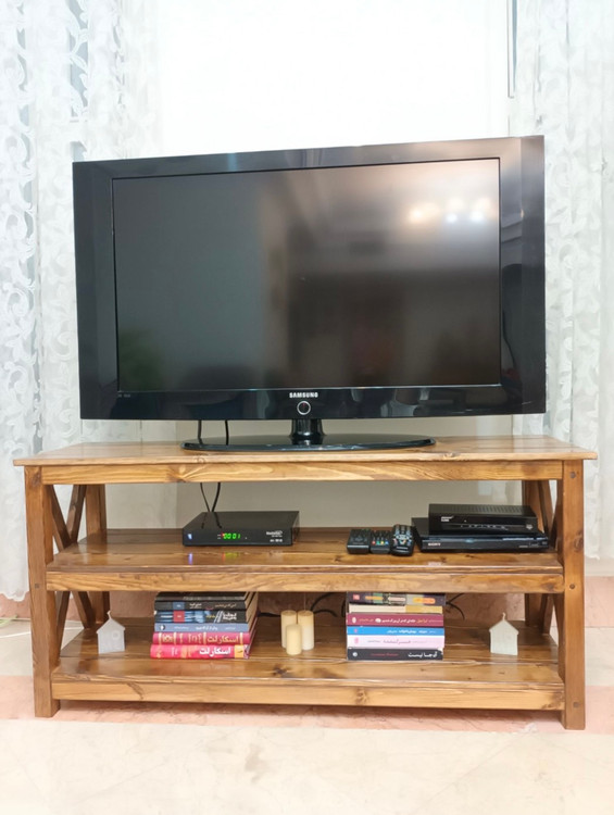میز تلویزیون چوبی ساده و شیک از نمای روبرو