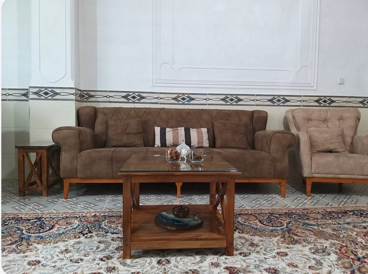 عکس ارسالی مشتری از میز جلو مبلی چوبی در محیط خانه
