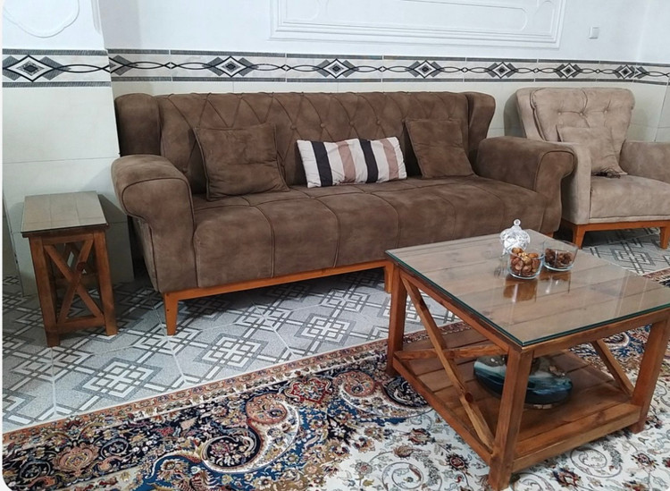 عکس ارسالی مشتری از میز جلو مبلی چوبی در محیط خانه