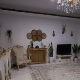 عکس ارسالی مشتری از کاور شوفاژ چوبی در سالن پذیرایی خانه