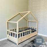 تخت خواب نوجوان کلبه ای از نمای بغل رنگ کرم