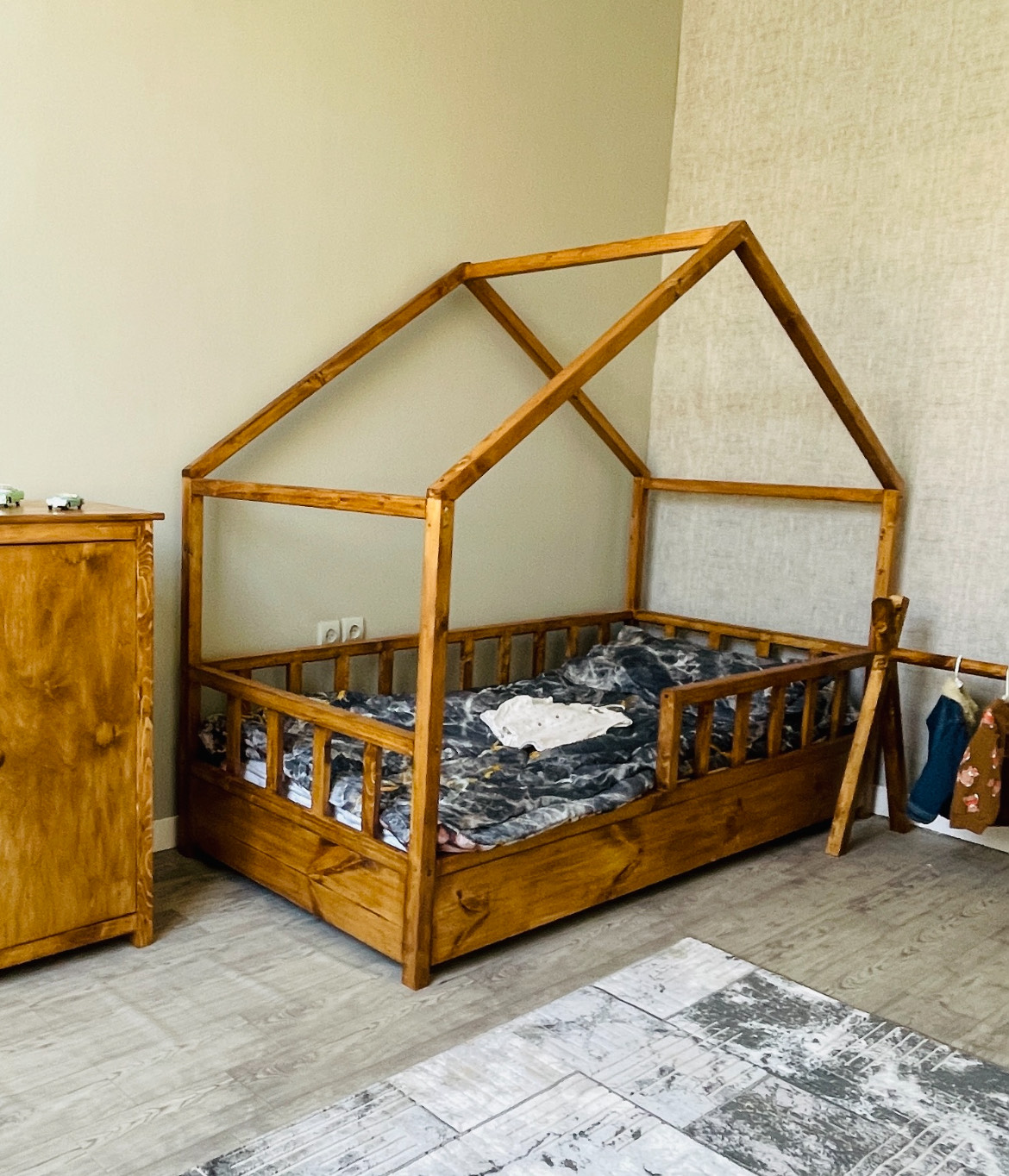 تخت خوا نوجوان کلبه ای رنگ قهوه ای تیره