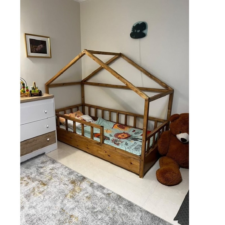 عکس ارسالی مشتری از تخت نوجوان کلبه ای در همراه با کودک