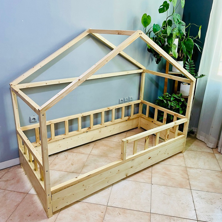 تخت خواب نوجوان کلبه ای از نمای بغل رنگ کرم