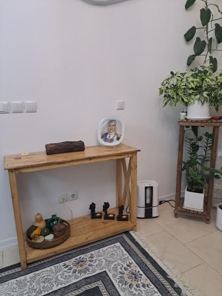 عکس ارسالی مشتری از کنسول چوبی کنار استند گلدان