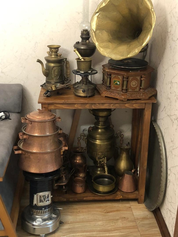 عکس ارسالی مشتری از کنسول چوبی رادیو گرام و دیگ مسی