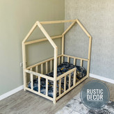 تخت خواب کلبه ای از نمای پایین تخت رنگ کرم