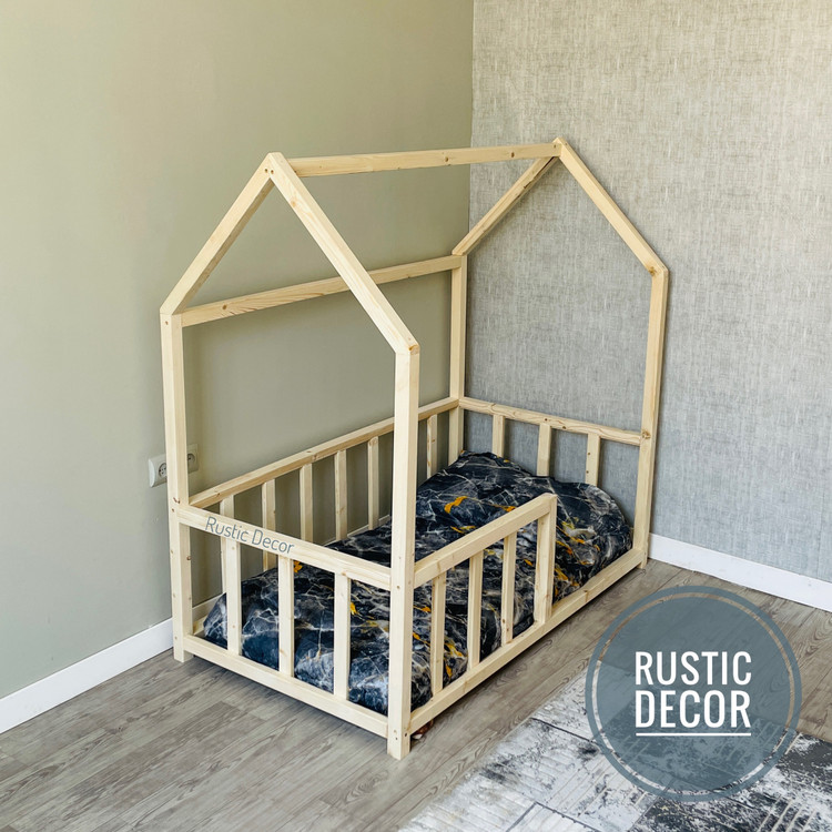 تخت خواب کلبه ای از نمای پایین تخت رنگ کرم