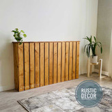 کاور شوفاژ چوبی به رنگ قهوه ای روشن با نرده های عمودی