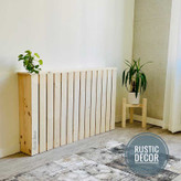 کاور کاور شوفاژ چوبی به رنگ کرم با نرده های عمودی نمای بغل