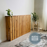 کاور شوفاژ چوبی به رنگ قهوه ای روشن با نرده های عمودی