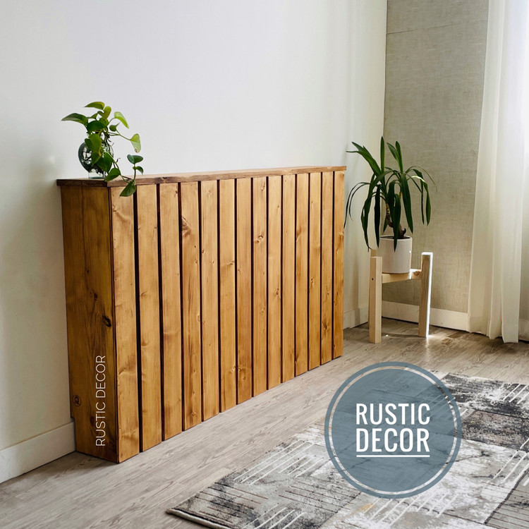 کاور شوفاژ چوبی به رنگ قهوه ای روشن با نرده های عمودی