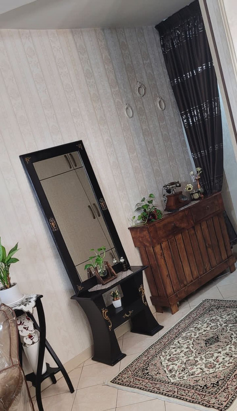 عکس ارسالی مشتری از کاور شوفاژ چوبی کشو دار کنار اینه قدی