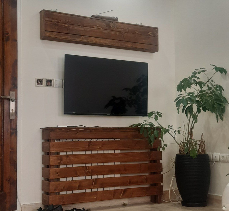 عکس ارسالی مشتری از کاور شوفاژ چوبی که بالای ان تلویزیون نصب شده است