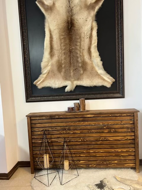 عکس ارسالی مشتری از کاور شوفاژ چوبی با تابلو پوست حیوان