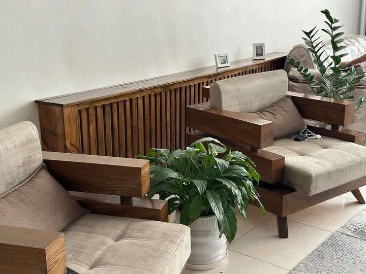 عکس ارسالی مشتری از کاور شوفاژ چوبی پشت مبل