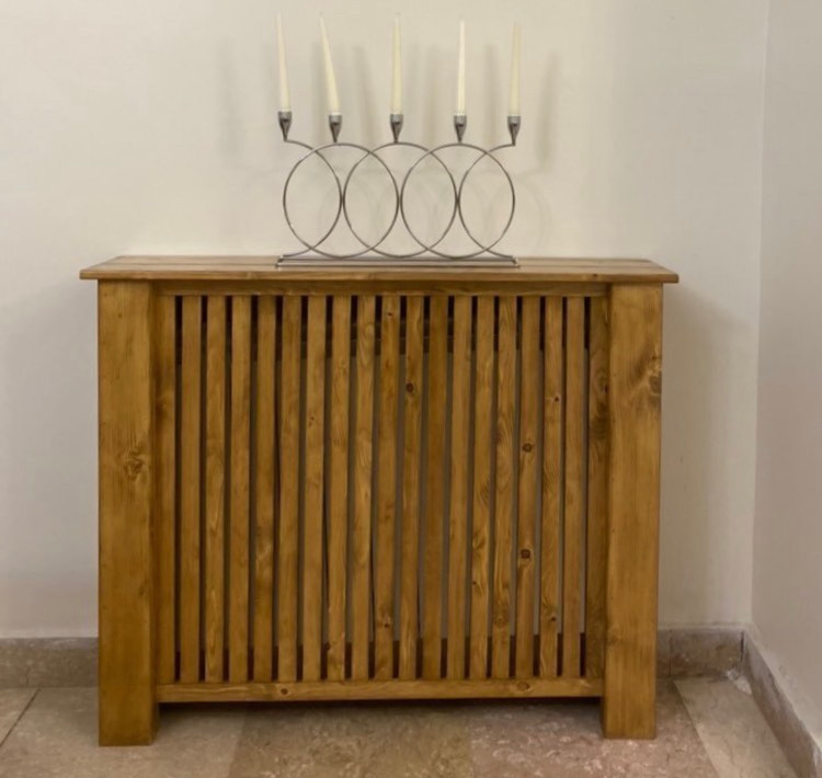 عکس ارسالی مشتری از کاور شوفاژ چوبی با دکور شعمدانی