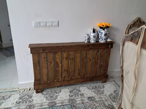 عکس ارسالی مشتری از کاور شوفاژ چوبی در کنارسالنی