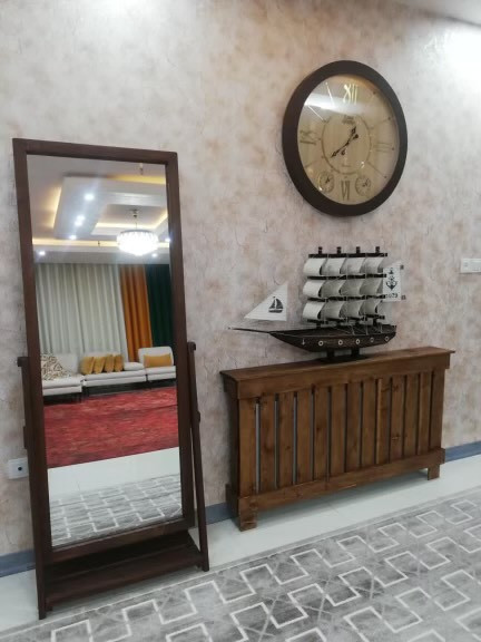 تصویر ارسالی مشتری از کاور شوفاژ چوبی در پذیرایی کنار اینه قدی
