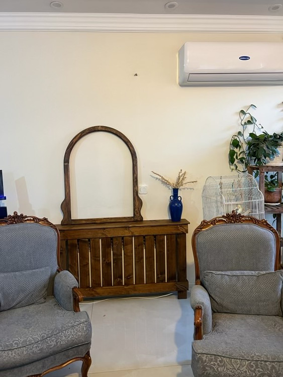 عکس ارسالی مشتری از کاور شوفاژ چوبی با اینه در پشت مبلمان