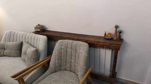 عکس ارسالی مشتری از کاور شوفاژ چوبی پشت مبل