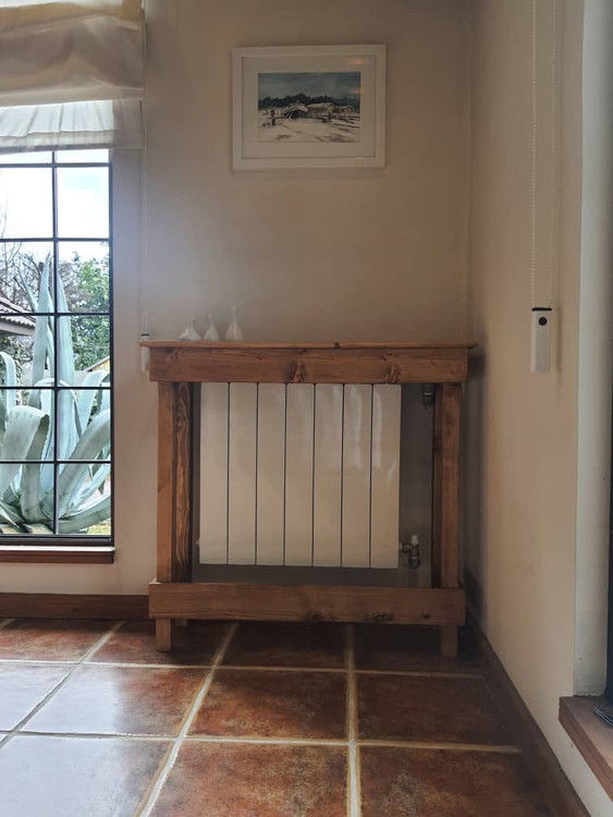 عکس ارسالی مشتری از کاور شوفاژ چوبی کنار پنجره