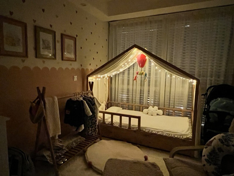 عکس ارسالی مشتری از تخت نوجوان کلبه ای در حالت شب و تخت چراغ دار