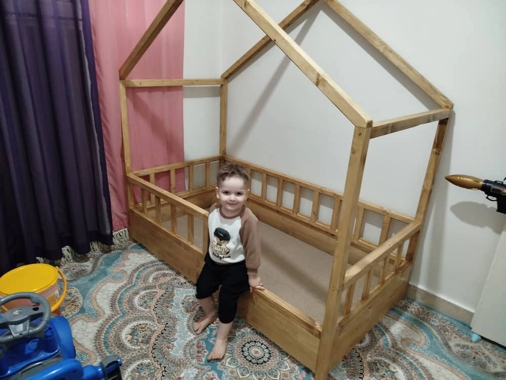 عکس ارسالی مشتری از تخت نوجوان کلبه ای همراه با کودک