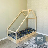 تخت خواب نوزاد کلبه ای با کلبه نا متقارن رنگ کرم