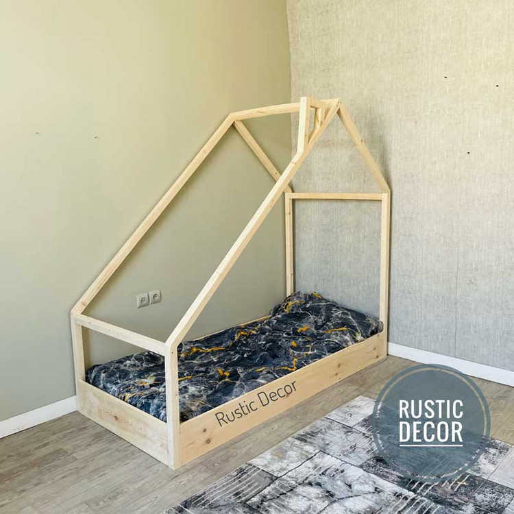 تخت خواب نوزاد کلبه ای با کلبه نا متقارن رنگ کرم