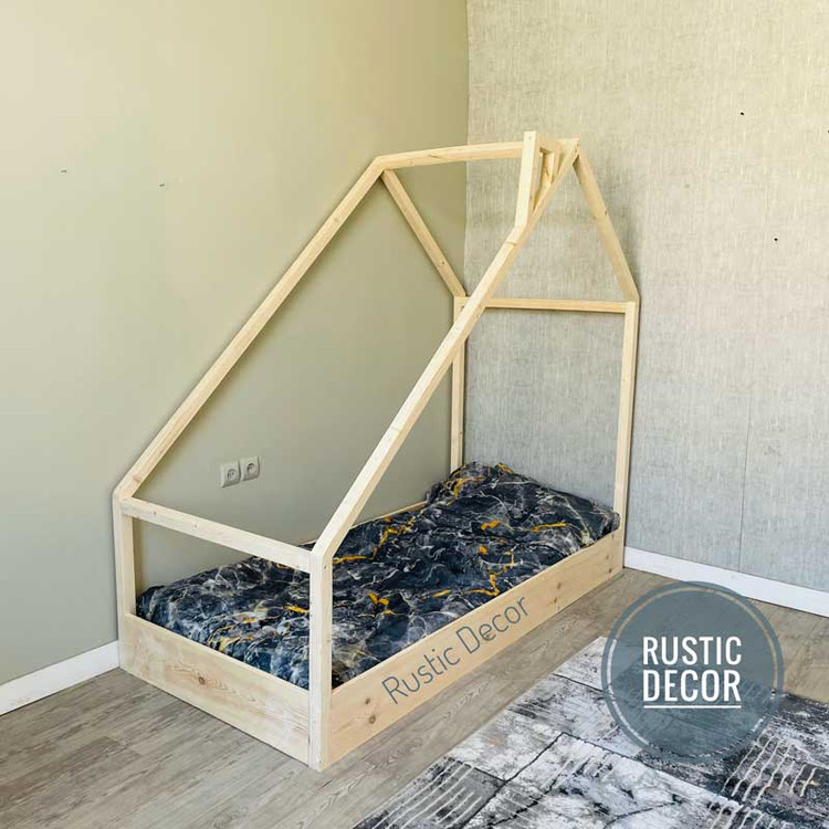 تخت خواب نوزاد کلبه ای با کلبه نا متقارن از نمای جلو