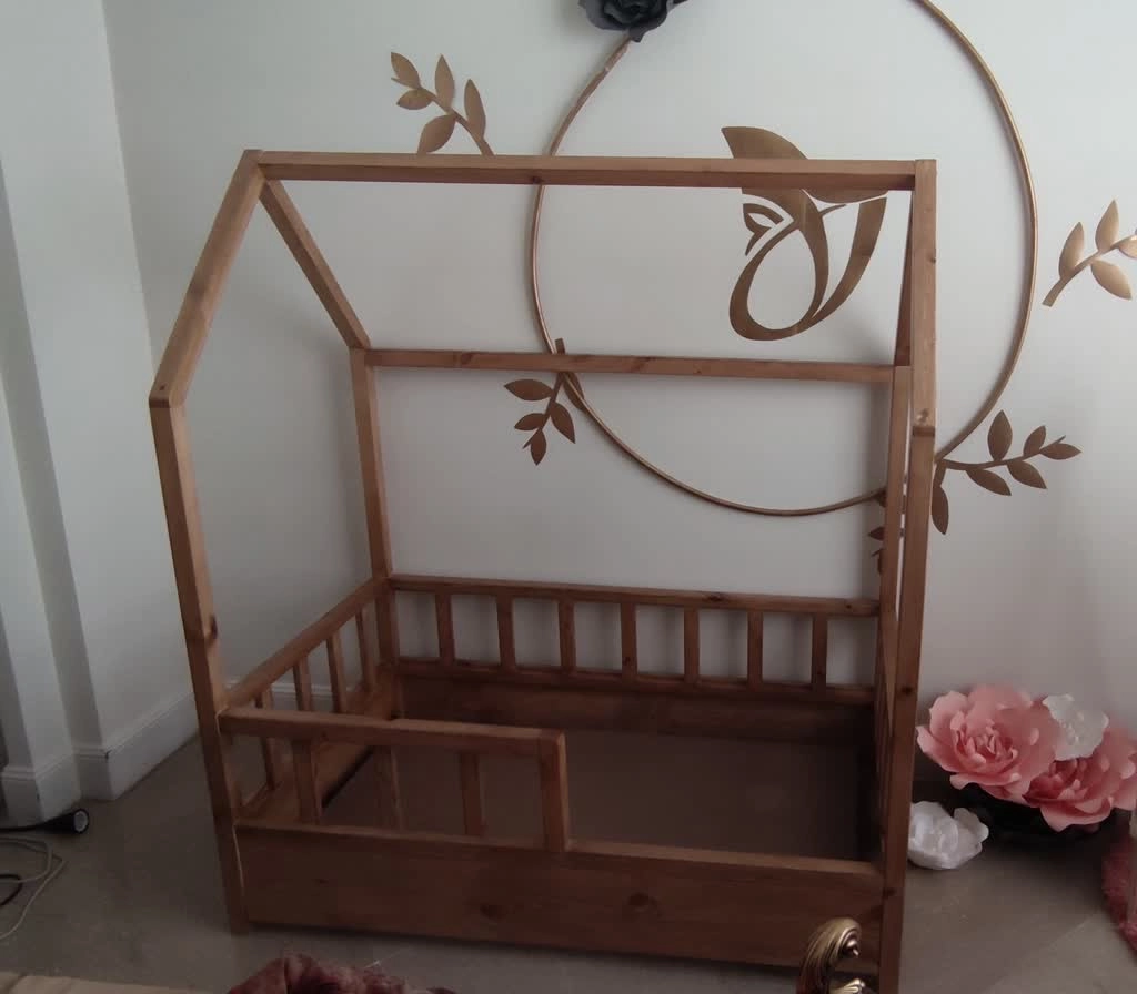 تخت کلبه ای دیوار