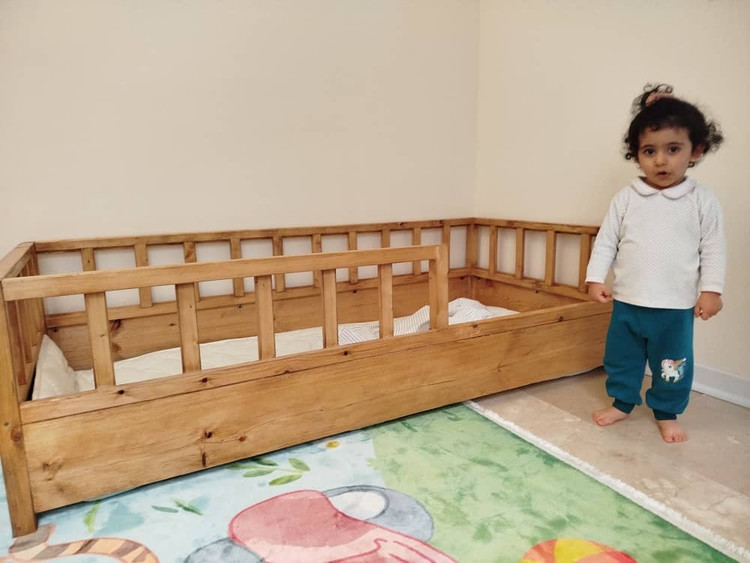 عکس ارسالی مشتری از تخت خواب در کنار خود کودک