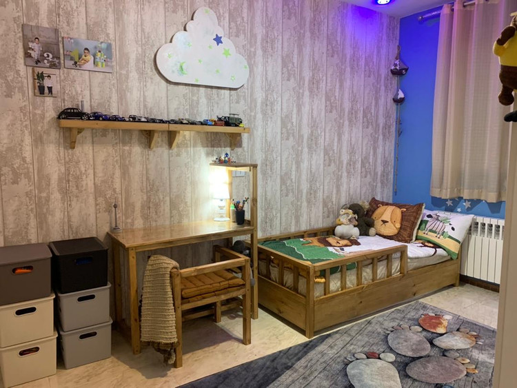 عکس ارسالی مشتری از تخت خواب در اتاق کودک کنار میز تحریر