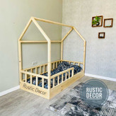 تخت خواب نوزاد کلبه ای از نمای بغل به رنگ کرم