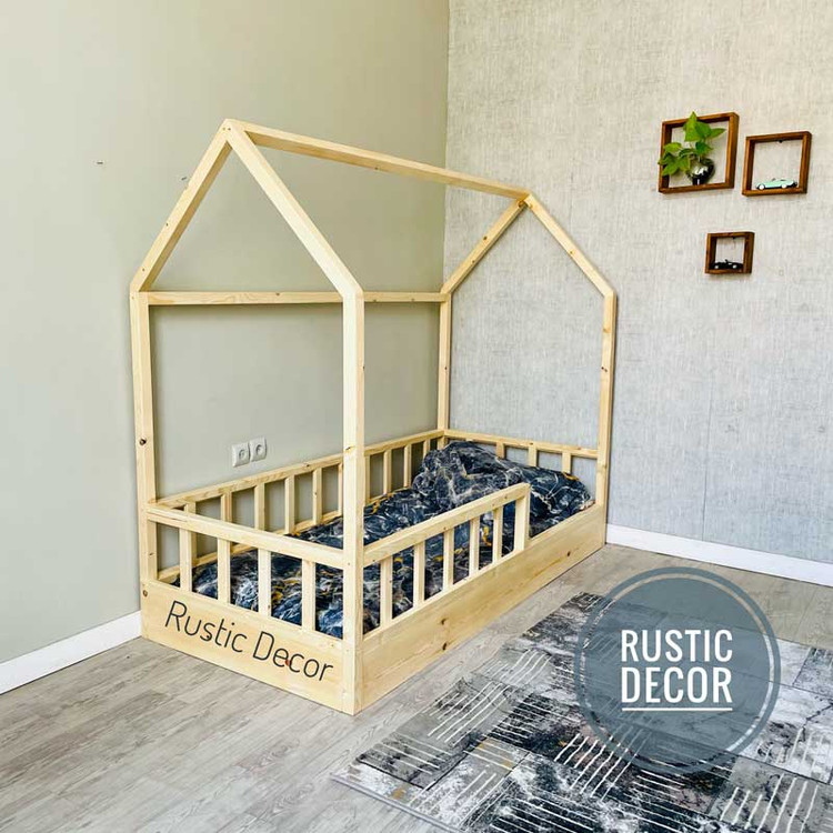 تخت خواب نوزاد کلبه ای از نمای بغل به رنگ کرم