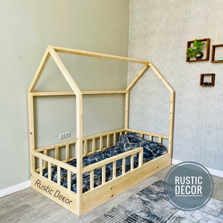 تخت خواب نوزاد کلبه ای به رنگ کرم از نمای کنار