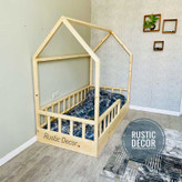 تخت خواب نوزاد کلبه ای از نمای پایین تخت