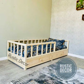 تخت خواب نوزاد دخترانه به سبک مونته سوری با دو کشو در زیر تخت